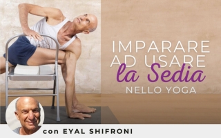 Impara ad usare la sedia come supporto per la tua pratica di yoga in questo corso con Eyal Shifroni